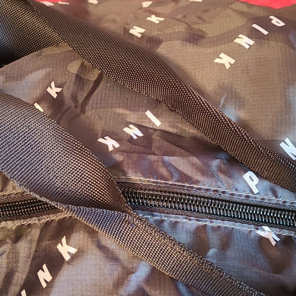 BRAND NEW PINK VS Duffle Bag - Picture 9 of 11